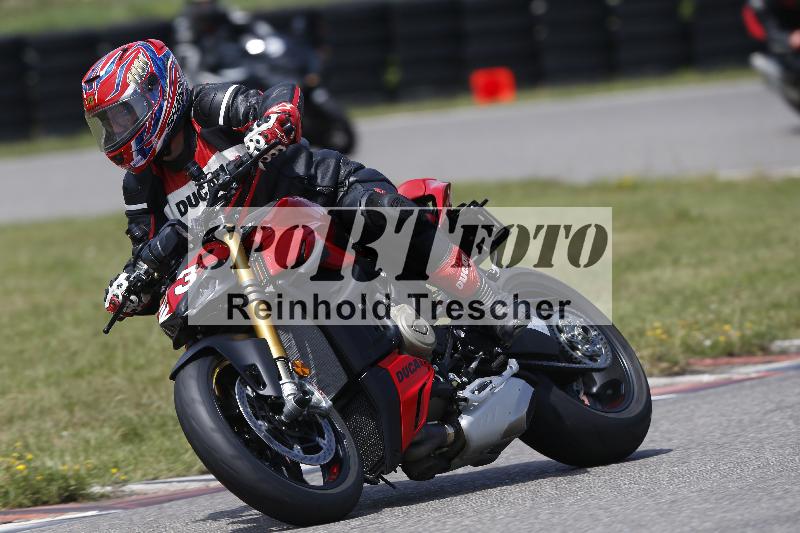 /27 12.06.2025 Ducati Schweiz Trackday Warmup  ADR/blau-bleu/23